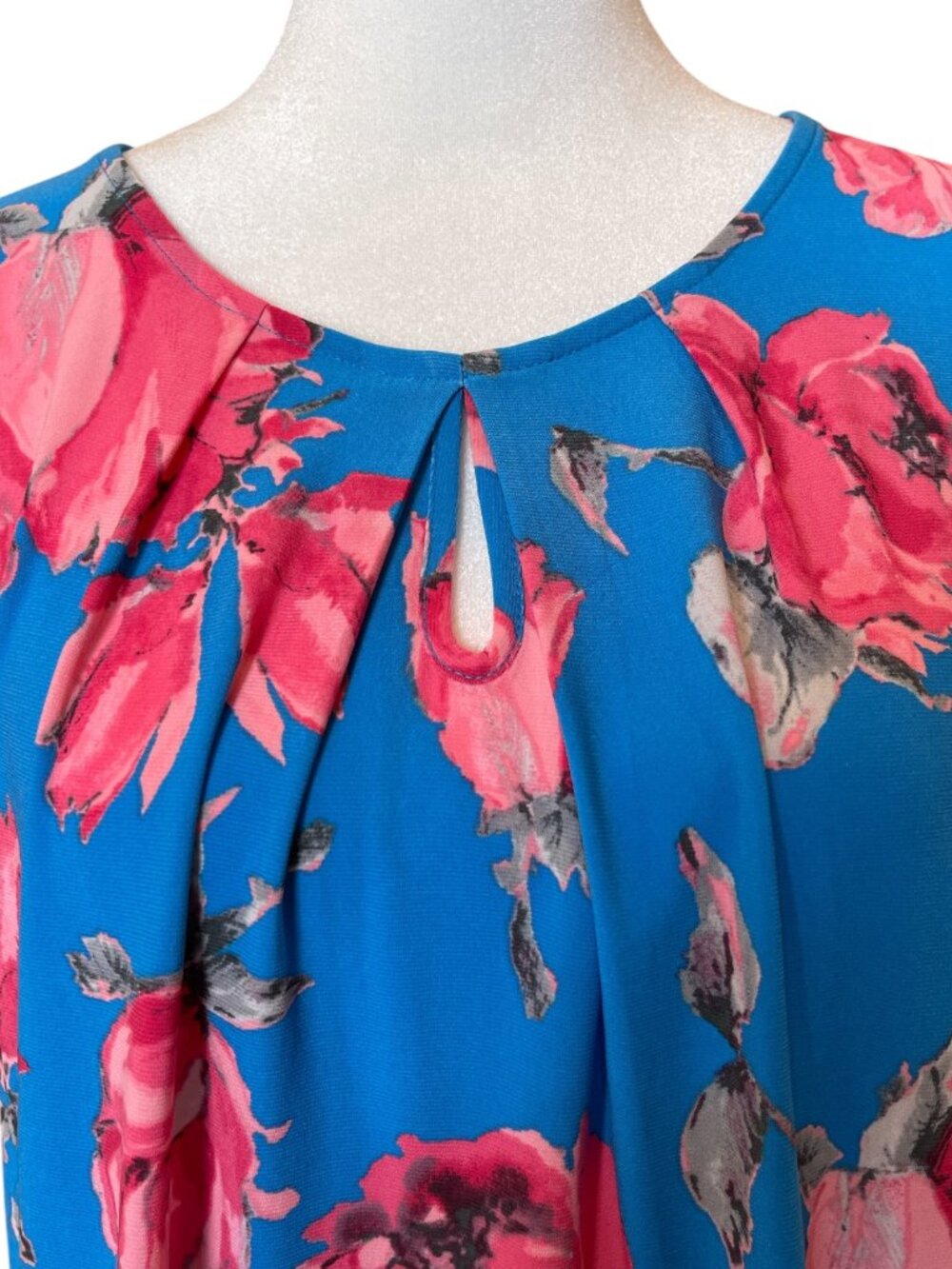Blue Pink Floral Pleated Keyhole Scoop Neck Sleeveless Shell Blouse Tank Top - Picture 2 of 3